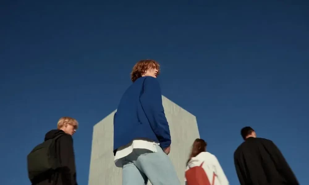 une vue contre-plongé d'un groupe de personne 