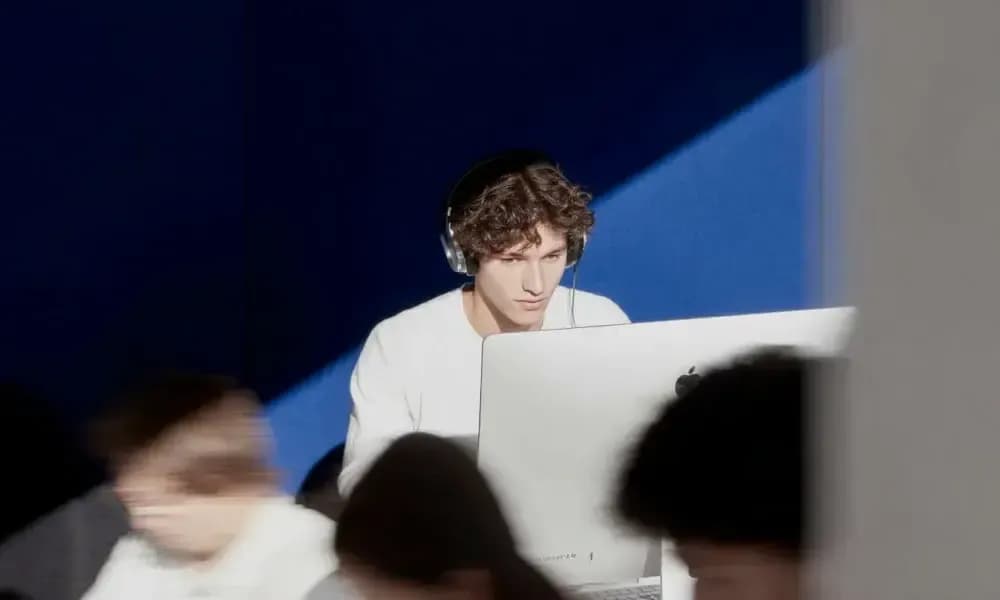 une personne travaillant en face de son écran d'ordinateur