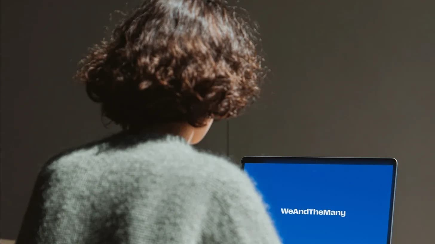 une personne en face de son ordinateur